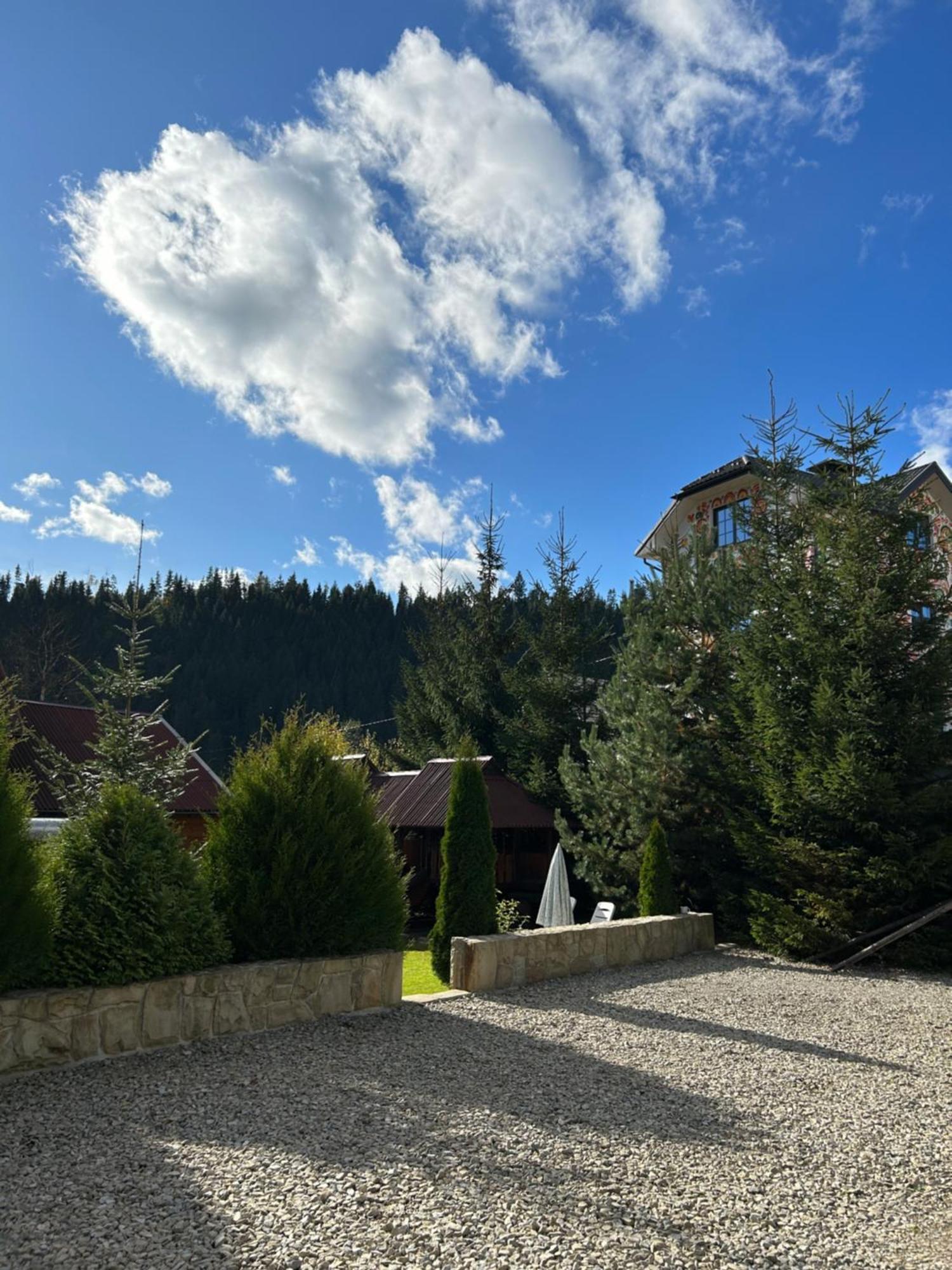 Guest House Kaspiy Bukovel Bagian luar foto