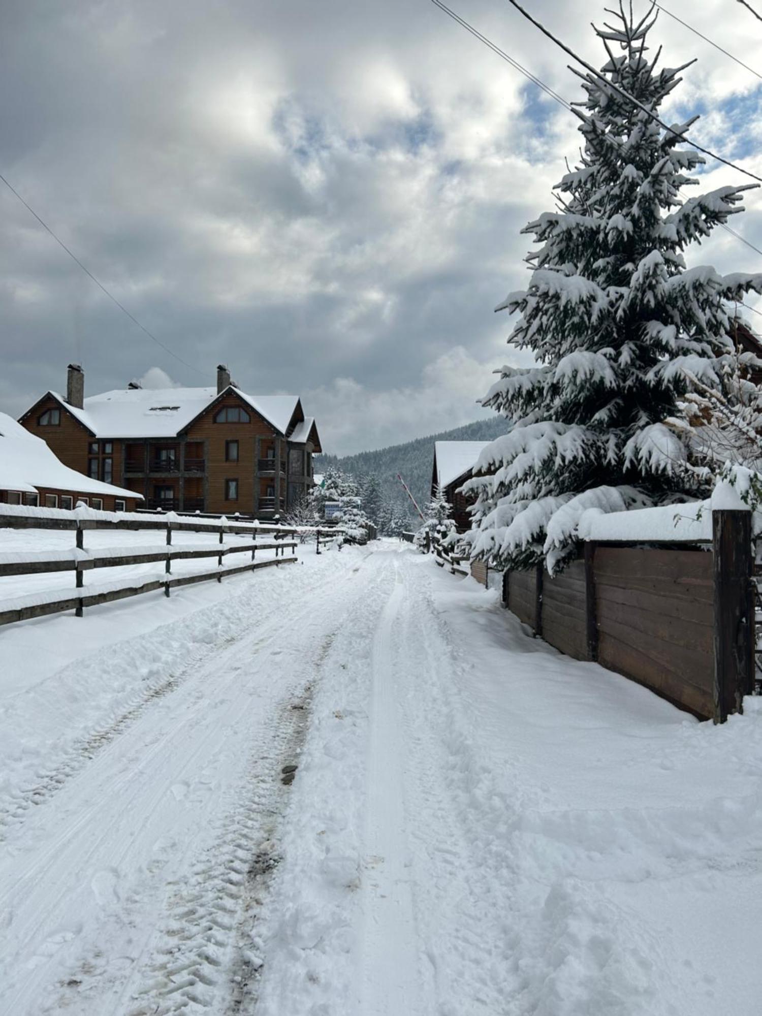 Guest House Kaspiy Bukovel Bagian luar foto