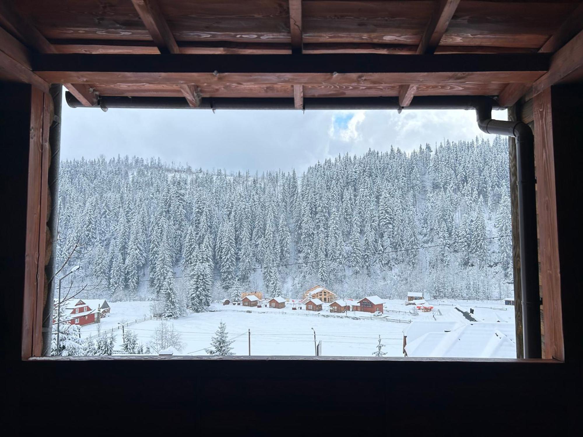Guest House Kaspiy Bukovel Bagian luar foto